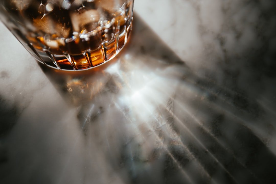 Flacon de parfum editorial pose sur une surface claire