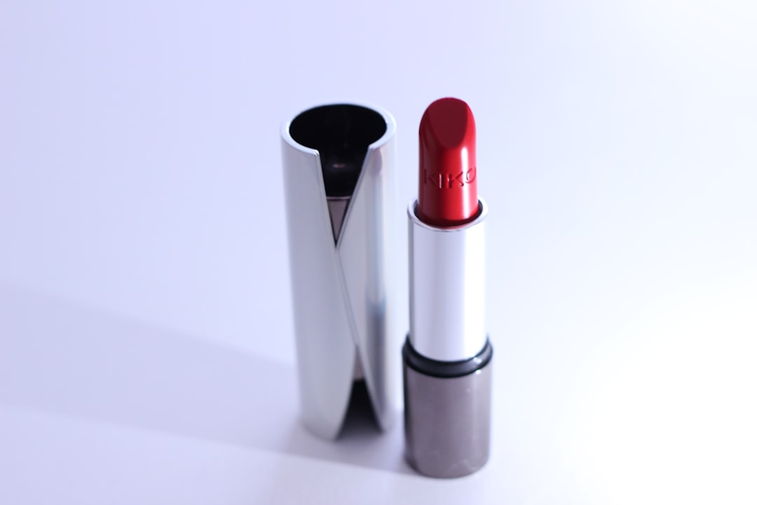 Vanity beaute minimal avec pinceaux et rouge discret