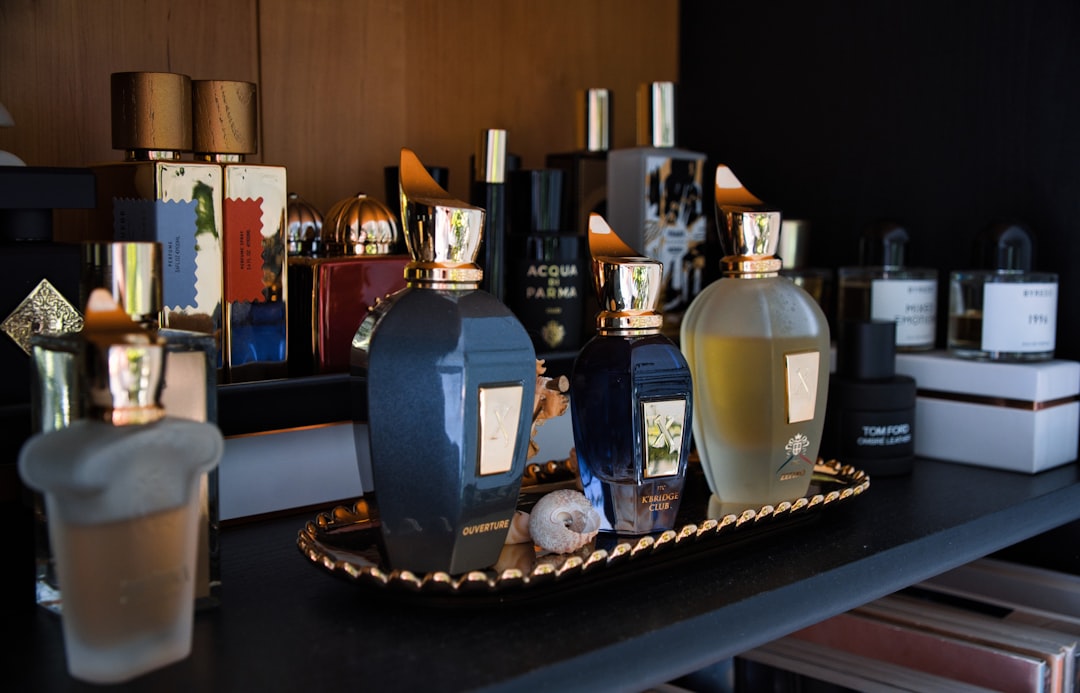 Collection de parfums sur une etagere a l'esprit francais