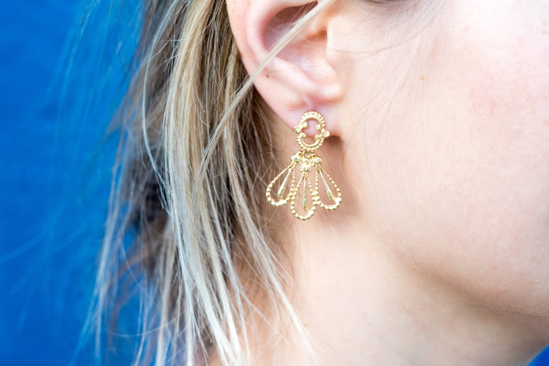 Creoles dorees photographiees en gros plan