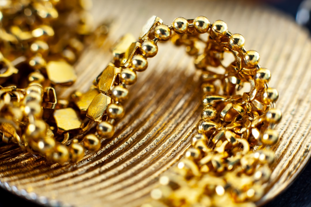 Bagues accumulees en metal poli sur fond editorial