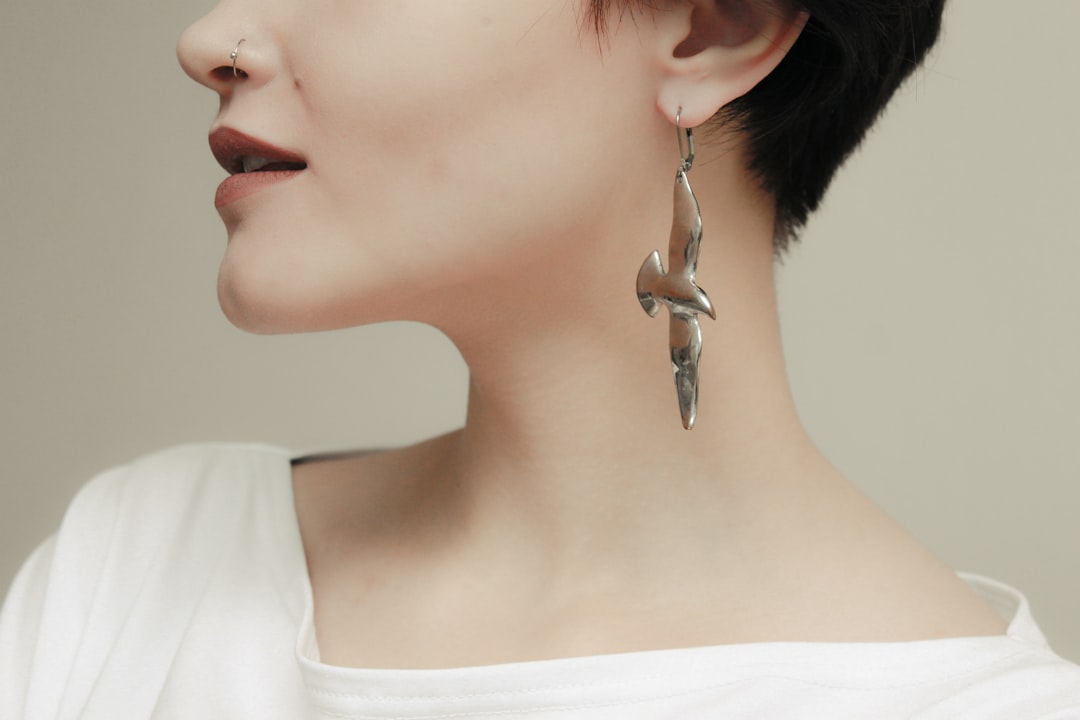 Boucles d oreilles affirmees dans un portrait detaille