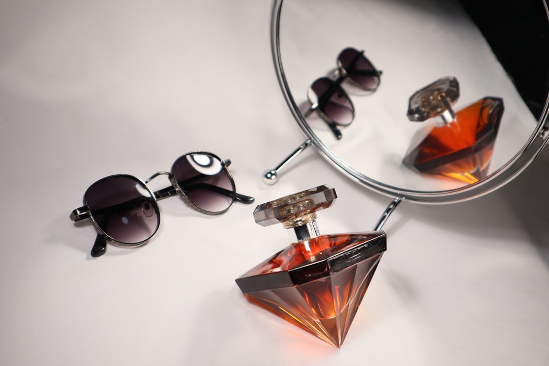 Plateau d accessoires avec bijoux, foulard et lunettes