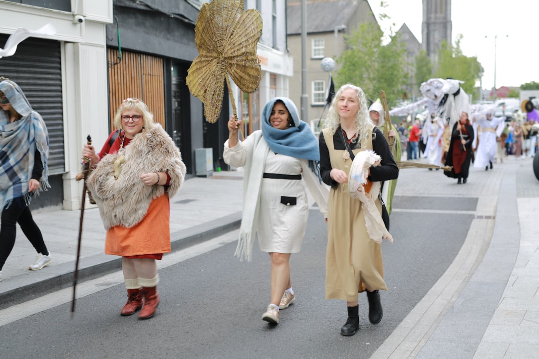 Trench beige dans une silhouette de ville