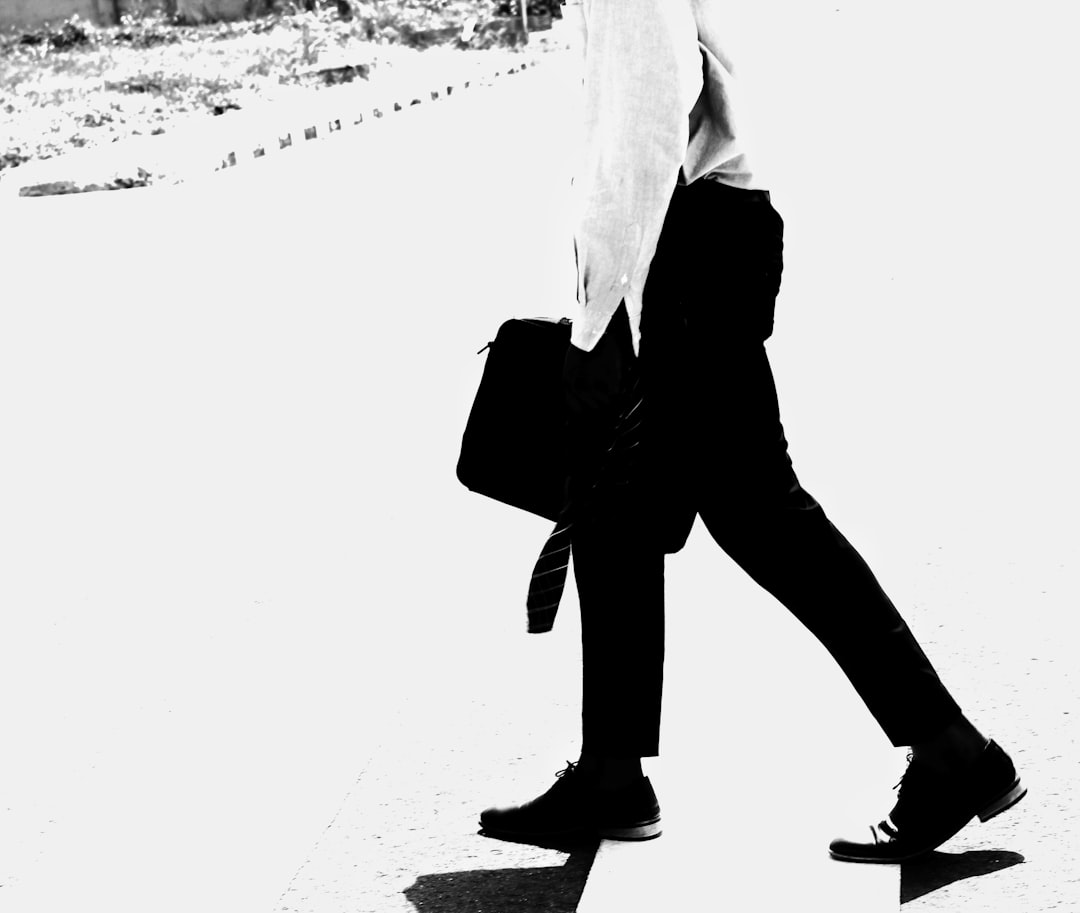 Silhouette monochrome noir et creme au style editorial