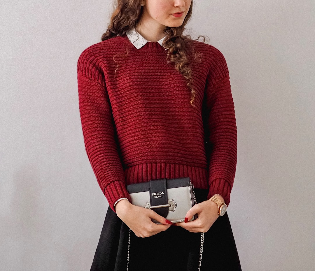 Tenue smart casual avec maille fine et ceinture en cuir
