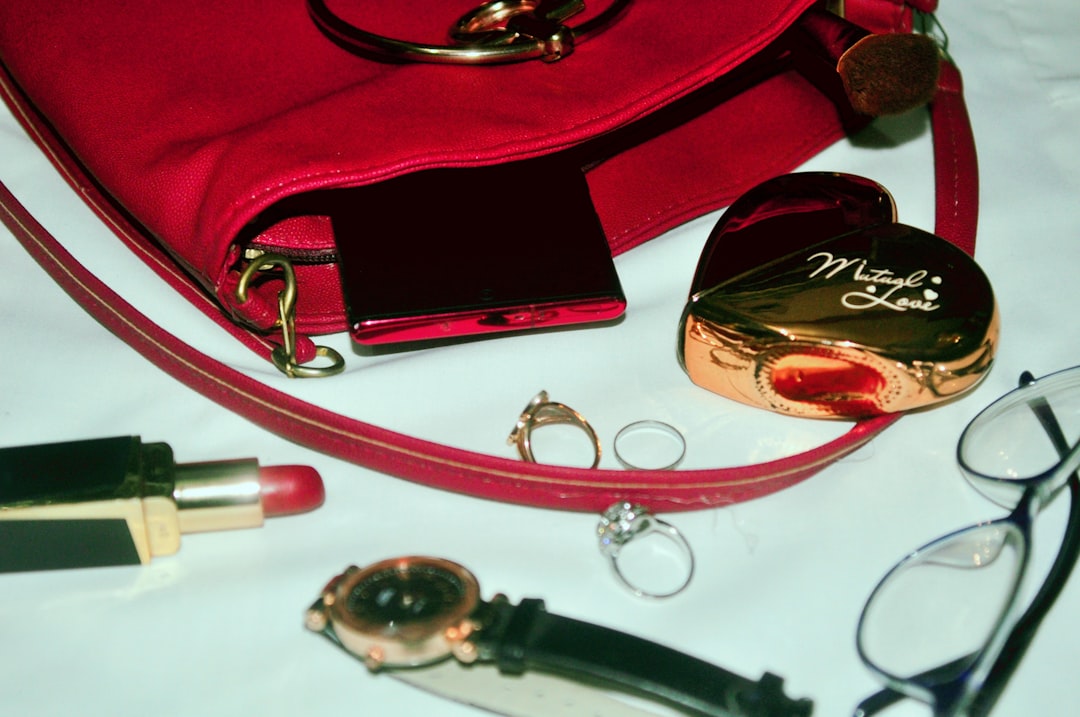 Accessoires dans des tons brun rouge et cuir poli