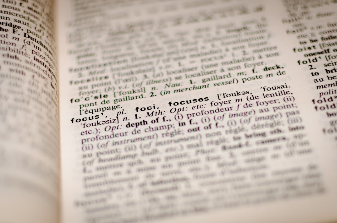 Page de dictionnaire ouverte, gros plan sur une entrée et sa transcription phonétique